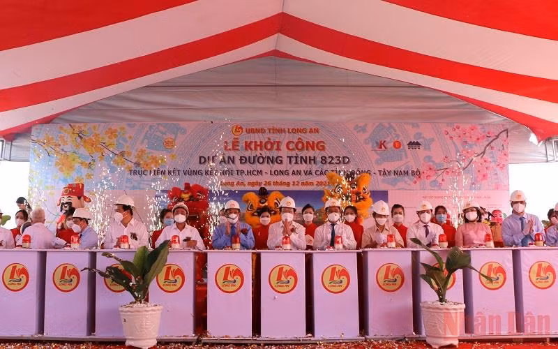 Nguyên Chủ tịch nước Trương Tấn Sang, nguyên Phó Thủ tướng Thường trực Chính phủ Trương Hòa Bình và lãnh đạo tỉnh Long An ấn nút khởi công tuyến đường tỉnh 823D.