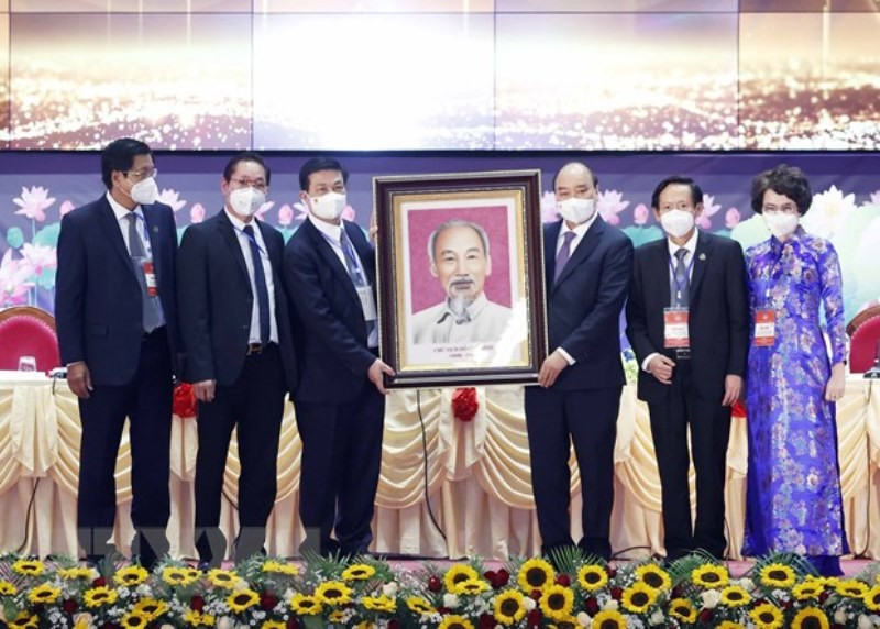Chủ tịch nước Nguyễn Xuân Phúc tặng Đại hội bức tranh chân dung Chủ tịch Hồ Chí Minh. (Ảnh: Thống Nhất/TTXVN) Nâng cao hình ảnh, uy tín nghề nghiệp, địa vị của luật sư -0