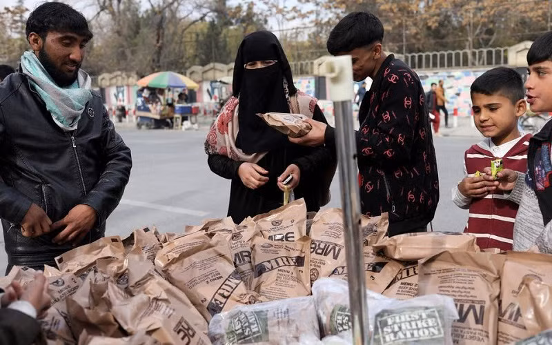 Người dân Afghanistan mua thực phẩm từ một gánh hàng rong ở Kabul, Afghanistan ngày 17/11/2021. (Ảnh: Reuters)