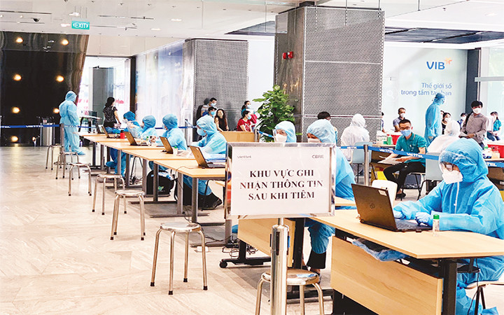 Các cán bộ kỹ thuật của Viettel hỗ trợ chiến dịch tiêm chủng tại TP Hồ Chí Minh. Ảnh trong bài | ĐỨC THỌ Nơi những giải pháp công nghệ chống dịch