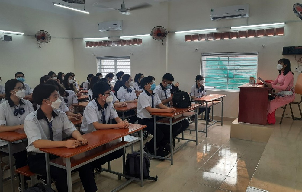 Học sinh lớp 10 Trường THPT Bùi Thị Xuân, quận 5, TP Hồ Chí Minh học trực tiếp sau thời gian dài học trực tuyến để phòng, chống dịch Covid-19. Từ ngày 14/2, trẻ mầm non, học sinh lớp 1 đến lớp 6 ở TP Hồ Chí Minh đi học trở lại -0