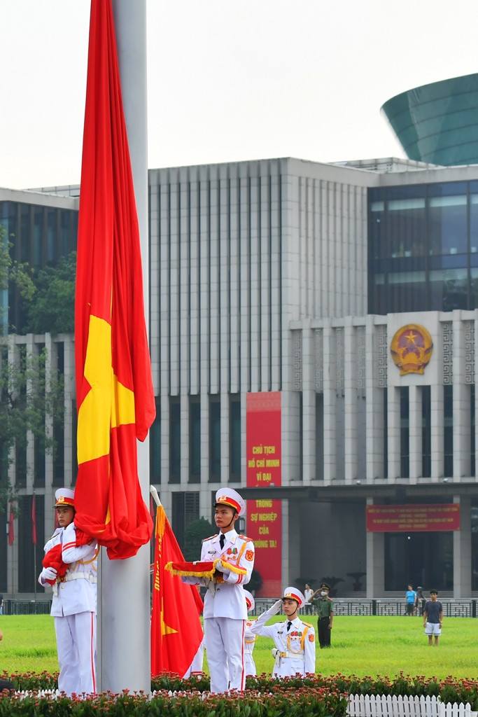 Chiến sĩ giữ hồng kỳ chờ hiệu lệnh cùng tiếng nhạc Quốc ca vang lên. Thiêng liêng nghi lễ thượng cờ tại Quảng trường Ba Đình -0