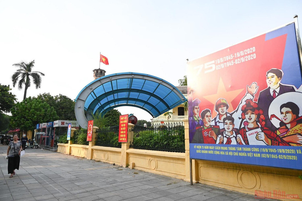 Cờ Tổ quốc tung bay trên di tích Cột cờ Hà Nội- Hoàng thành Thăng Long chào mừng Ngày Độc lập. Đường phố Hà Nội rực rỡ màu cờ Tổ quốc chào mừng 75 năm Quốc khánh -2
