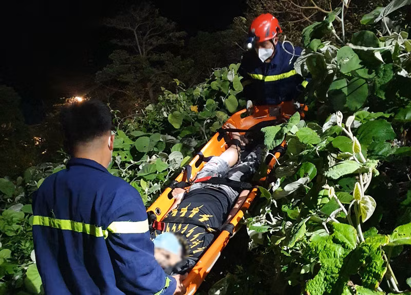 Lực lượng chức năng đưa nạn nhân lên khỏi vực sâu.