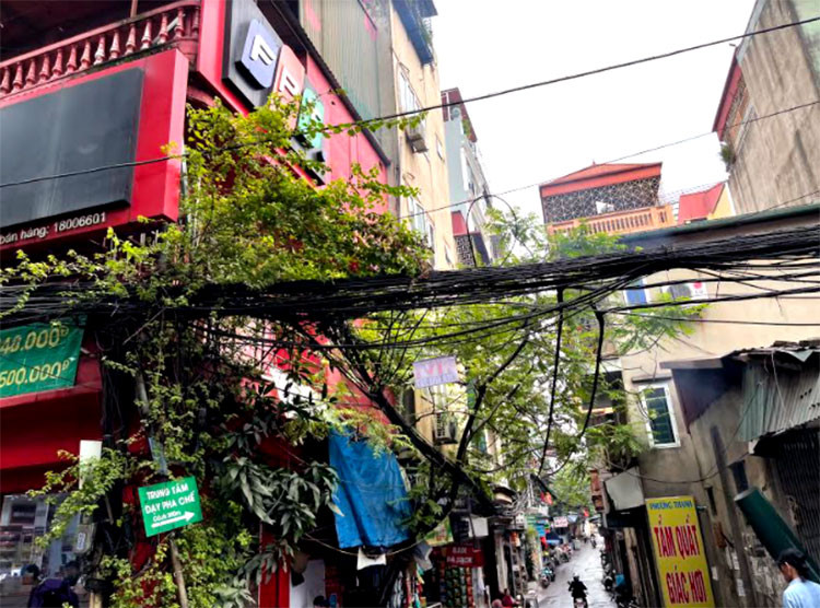 Những đường dây như thế này có thể gây nguy hiểm cho người dân khi đi từ dưới ngõ lên dốc.