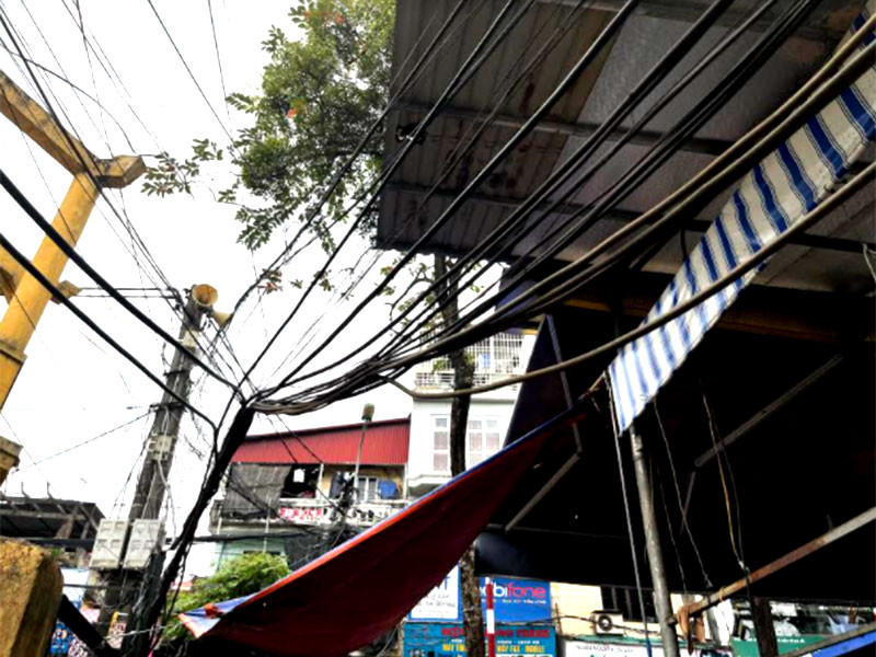 Đường dây điện trũng xuống thấp sát nhà dân, tại ngõ 10 phố Hoàng Hoa Thám. Dây điện sà xuống đường gây nguy hiểm cho người dân -0