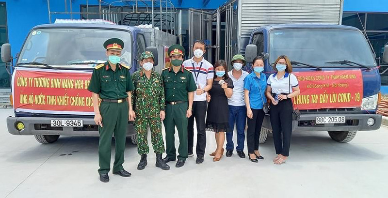 Bùi Văn Trường (áo trắng đứng giữa), cùng các lực lượng công an, quân đội, y tế tiếp nhận hỗ trợ từ các tấm lòng hảo tâm. 28 ngày chưa nghỉ của cán bộ công đoàn trong tâm dịch -0