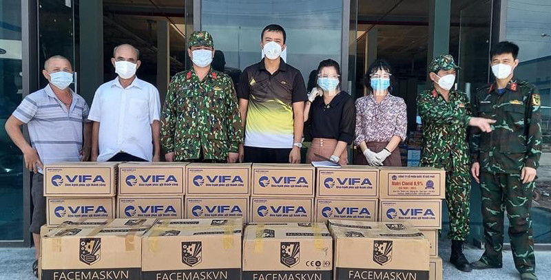 Bùi Văn Trường (áo phông đứng giữa), cùng các lực lượng chống dịch tiếp nhận hỗ trợ từ các tấm lòng hảo tâm. 28 ngày chưa nghỉ của cán bộ công đoàn trong tâm dịch -0