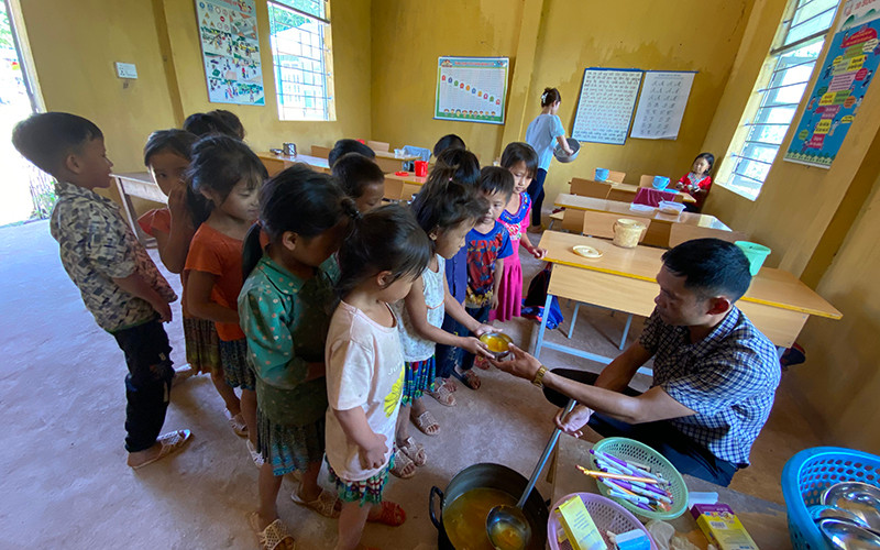 Chuẩn bị bữa ăn trưa cho học sinh tại điểm Trường tiểu học Huổi Đá, xã Nậm Kè, huyện Mường Nhé (Điện Biên). Ảnh: LÊ LAN Giúp trẻ em vùng cao tiếp tục tới trường -0