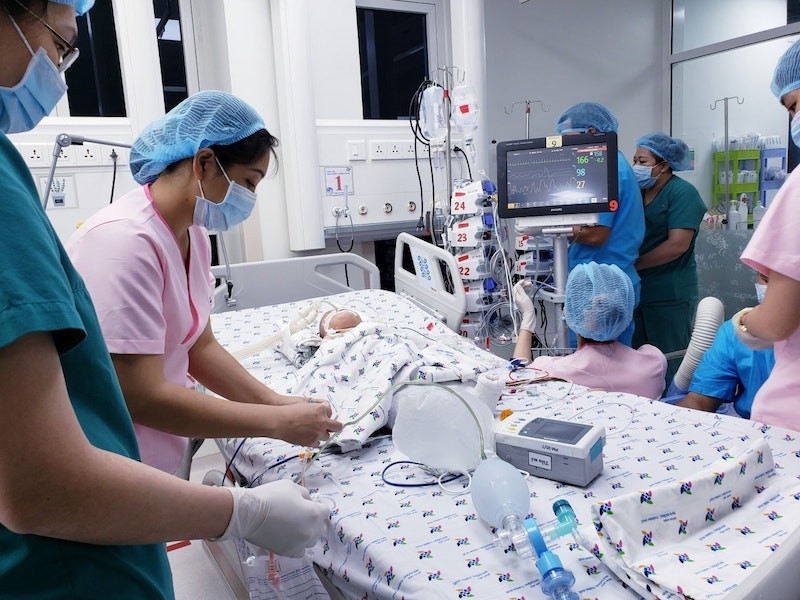 Ảnh: Bệnh viện Nhi Đồng TP Hồ Chí Minh Thủ tướng Nguyễn Xuân Phúc gọi điện chúc mừng ê-kíp phẫu thuật tách rời cặp song sinh -0