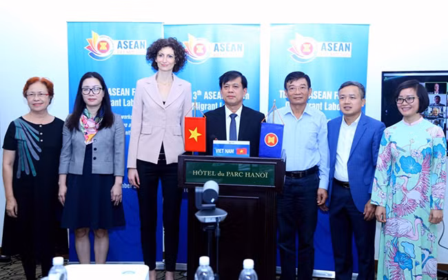 Đại biểu dự Diễn đàn trực tiếp ở Việt Nam.