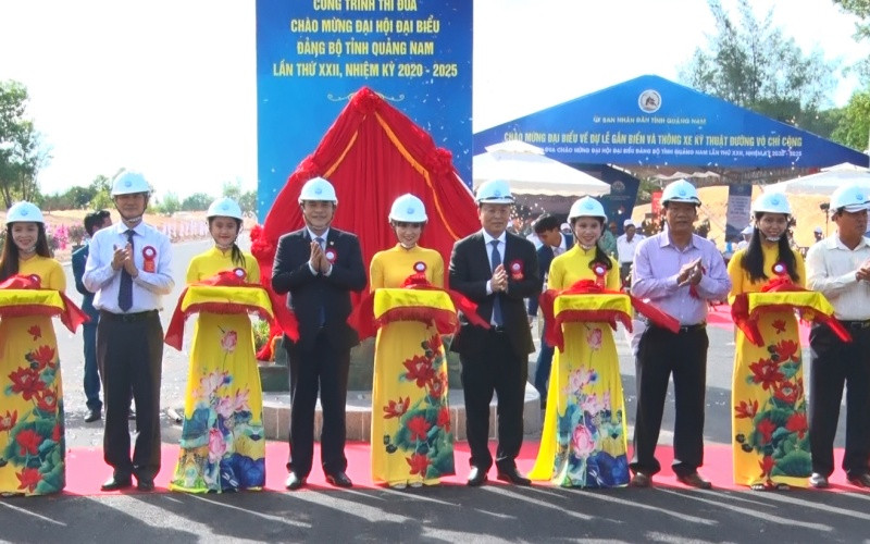 Lãnh đạo tỉnh thực hiện nghi thức thông xe kỹ thuật đường Võ Chí Công.