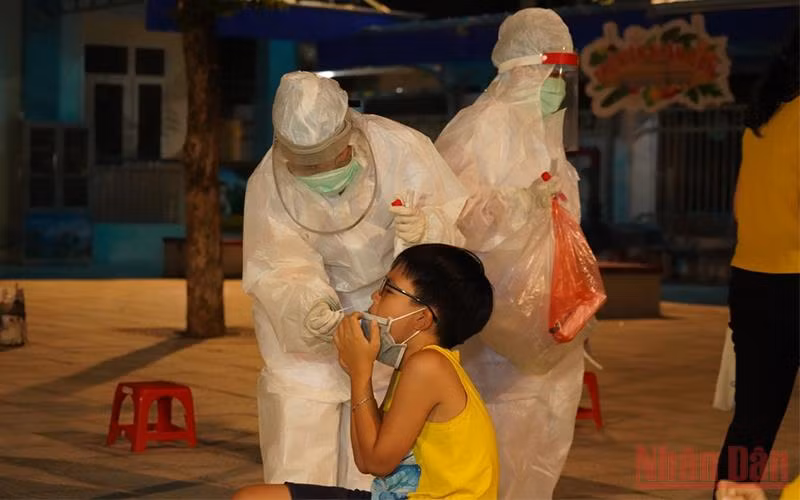 Lấy mẫu xét nghiệm cho học sinh trường Tiểu học Trần Quốc Toản, thành phố Phủ Lý.