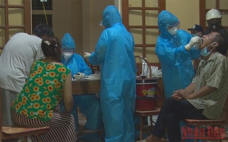 Lấy mẫu xét nghiệm sàng lọc cho người dân thành phố Phủ Lý. Hà Nam ghi nhận thêm 15 ca dương tính với SARS-CoV-2 -0