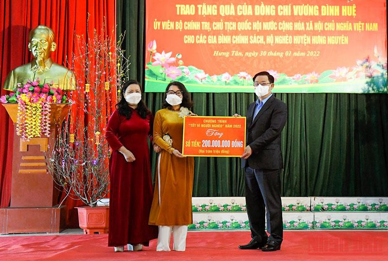 Chủ tịch Quốc hội Vương Đình Huệ trao kinh phí hỗ trợ chăm lo người nghèo cho huyện Hưng Nguyên. (Ảnh: MINH THÀNH) Chủ tịch Quốc hội Vương Đình Huệ tặng quà Tết người nghèo tại Nghệ An -0