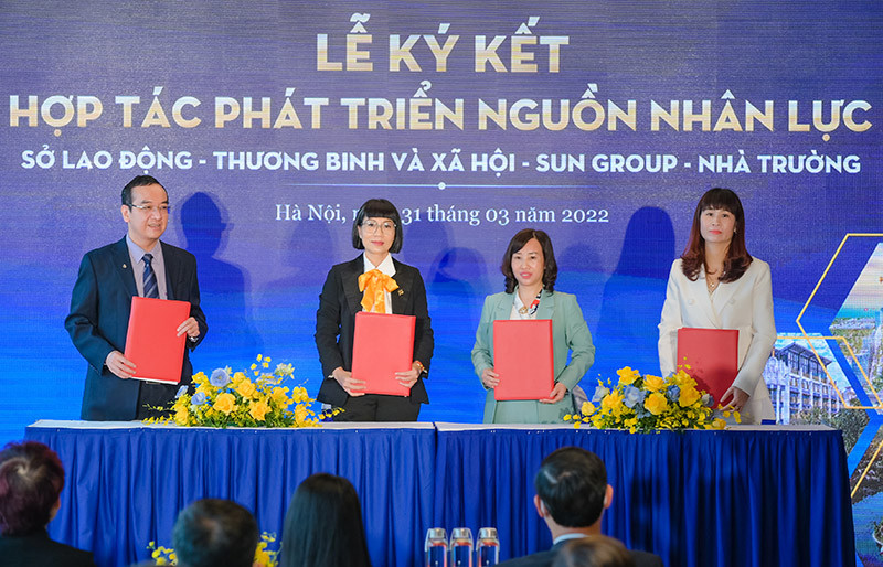 Sun Group Vùng Thủ đô ký với đại diện nhà trường. Tập đoàn Sun Group và Sở Lao động, Thương binh và Xã hội TP Hà Nội hợp tác phát triển nguồn nhân lực -0