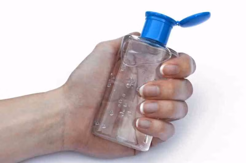 Các bị can đã điều hành hơn 300 trang web với mục đích lừa đảo bán các sản phẩm đang trở nên khan hiếm như nước rửa tay khô và khăn ướt diệt khuẩn. Ảnh minh họa.