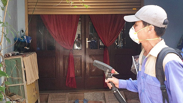 Xác định các điểm có nguy cơ cao và tổ chức phun hóa chất chủ động theo quy định của Bộ Y tế. Cả nước ghi nhận 50.473 ca mắc sốt xuất huyết -0