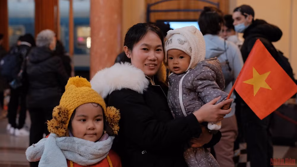 Những màu áo thanh niên trên biên giới Ukraine -0