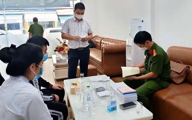 Phòng Cảnh sát môi trường - Công an thành phố Ðà Nẵng kiểm tra cơ sở thẩm mỹ viện không có giấy phép hoạt động tại phường Thạc Gián, quận Thanh Khê. (Ảnh HỮU TÍN)