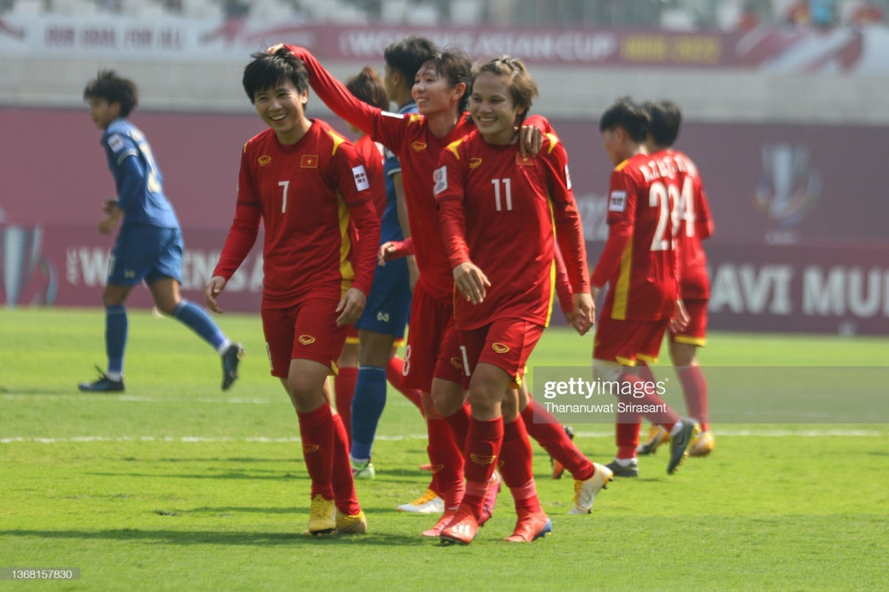 Thái Thị Thảo (số 11) nhân đôi cách biệt 2-0 cho tuyển nữ Việt Nam. (Ảnh: Getty) Đội tuyển nữ Việt Nam đả bại 2-0 Thái Lan -0