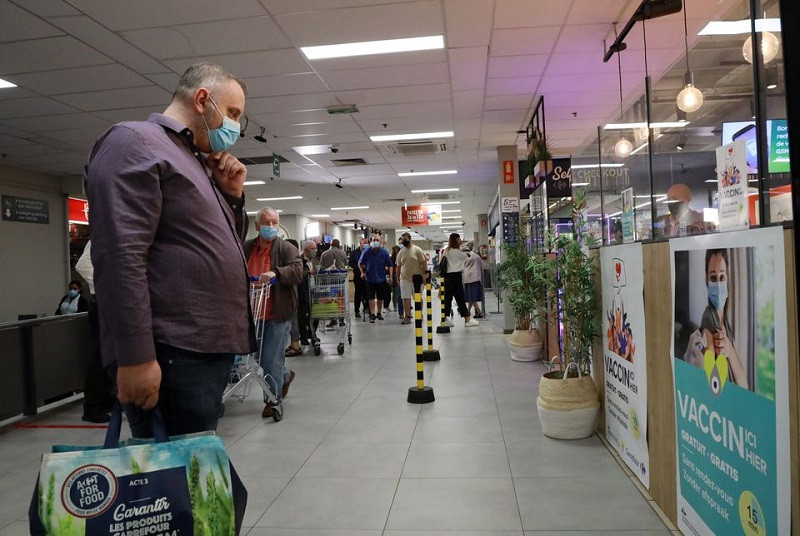 Người dân đeo khẩu trang đi mua sắm tại siêu thị ở Brussels, Bỉ. (Ảnh: Reuters) Châu Âu chiếm gần 70% số ca nhiễm Covid-19 toàn cầu 24 giờ qua -0