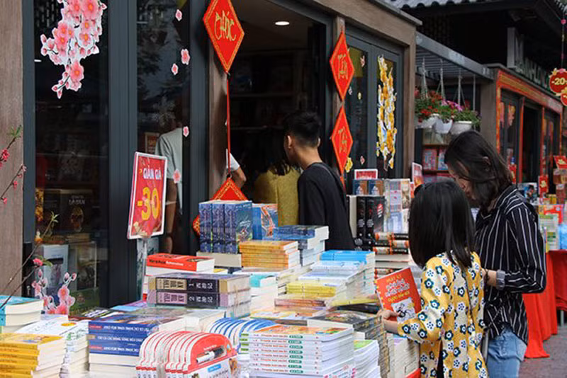 Phố sách Hà Nội là địa điểm yêu thích của nhiều bạn trẻ.