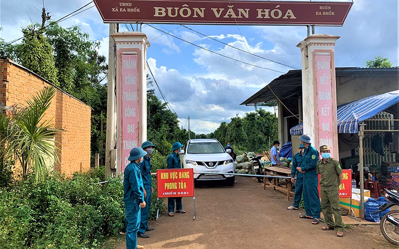 Các ngành chức năng của huyện Cư Kuin đang nỗ lực kiểm soát, khống chế dịch Covid-19 trên địa bàn.
