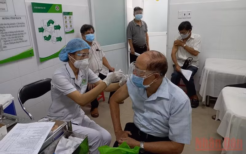 Tiêm vaccine phòng Covid-19 cho người dân TP Thủ Đức.