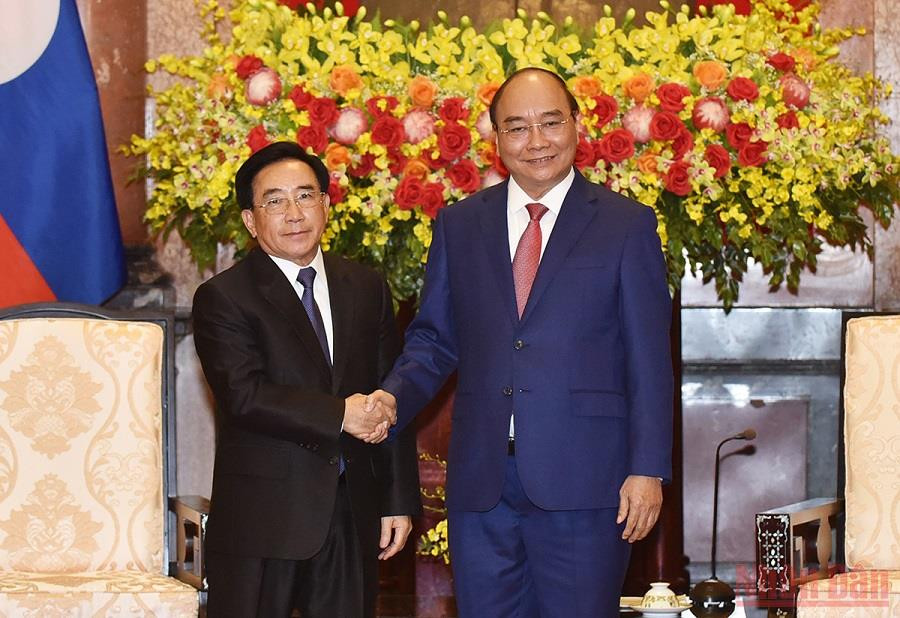 Chủ tịch nước Nguyễn Xuân Phúc tiếp Thủ tướng Lào Phankham Viphavanh. (Ảnh: TRẦN HẢI) Thúc đẩy quan hệ đặc biệt Việt Nam-Lào không ngừng phát triển đi vào chiều sâu và ngày càng hiệu quả -0