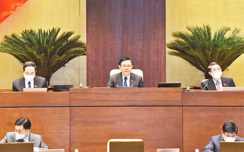 Chủ tịch Quốc hội Vương Ðình Huệ và các Phó Chủ tịch Quốc hội (Hàng trên) điều hành phiên họp. Ảnh: ÐĂNG KHOA 