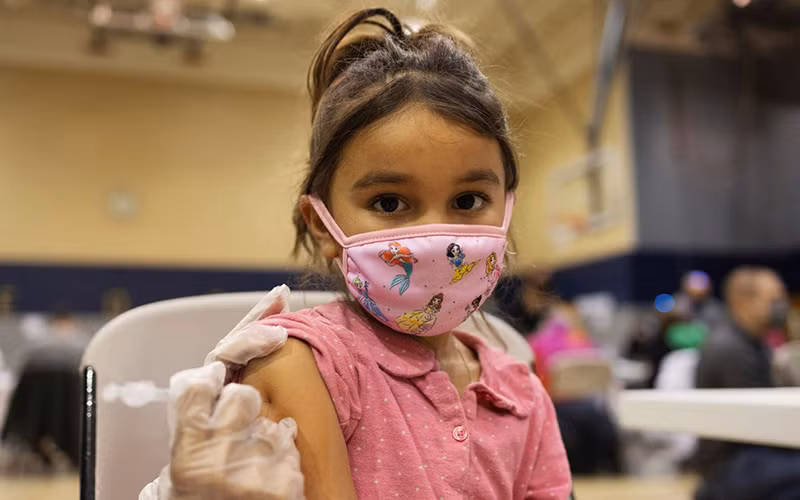 Bé gái được tiêm vaccine ngừa Covid-19 tại bang Pennsylvania, Mỹ, ngày 5/12/2021. (Ảnh: Reuters)