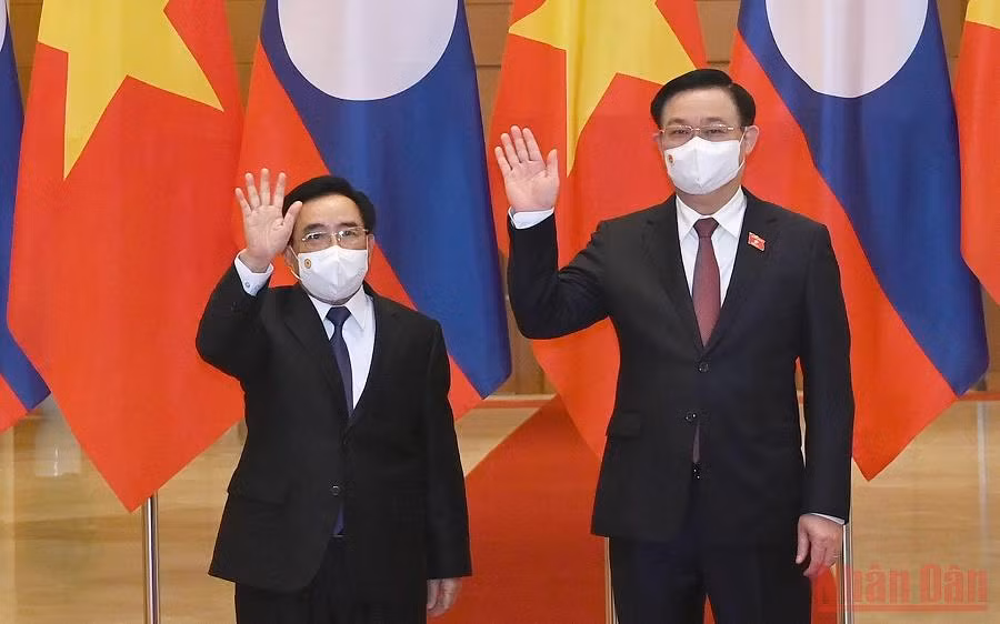 Chủ tịch Quốc hội Vương Đình Huệ và Thủ tướng Lào Phankham Viphavanh.