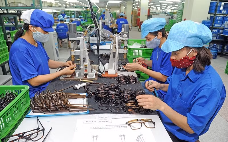 Công ty TNHH NEO Optical ở huyện Yên Dũng (Bắc Giang) với 100% vốn đầu tư của Pháp, chuyên sản xuất kính mắt thời trang. Sản phẩm của công ty xuất khẩu đến 29 quốc gia. Ảnh: THANH HƯNG