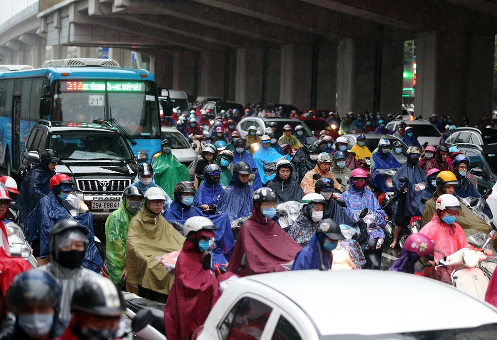 Mưa lớn diễn ra vào đúng giờ cao điểm đi học, đi làm nên tuyến đường Nguyễn Trãi ùn tắc kéo dài. Hà Nội mưa lớn, ùn tắc nghiêm trọng sáng đầu tuần -0