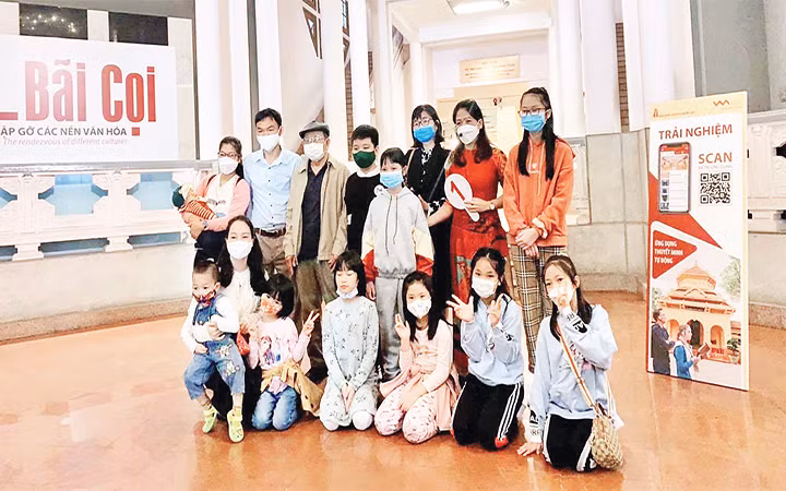 Khách tham quan chụp ảnh lưu niệm tại Bảo tàng Lịch sử quốc gia trong tua khám phá "Kiến trúc Pháp trong lòng Hà Nội".