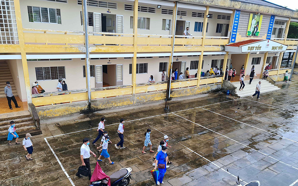 Học sinh tiểu học “vùng xanh” huyện Đầm Dơi thực hiện tốt “5K” ngày đầu tiên trở lại trường. Cà Mau tiếp tục vận động học sinh đến trường -0