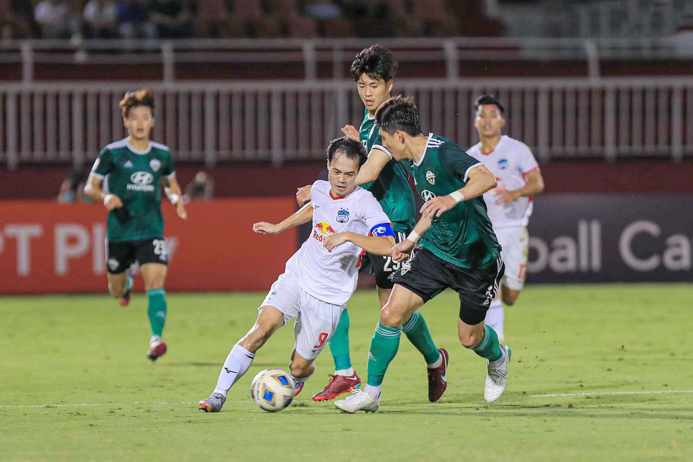 Văn Toàn gặp phải sự truy cản quyết liệt của các cầu thủ phòng ngự Jeonbuk. (Ảnh: HAGL) Hoàng Anh Gia Lai không thể gây bất ngờ trước Jeonbuk -0