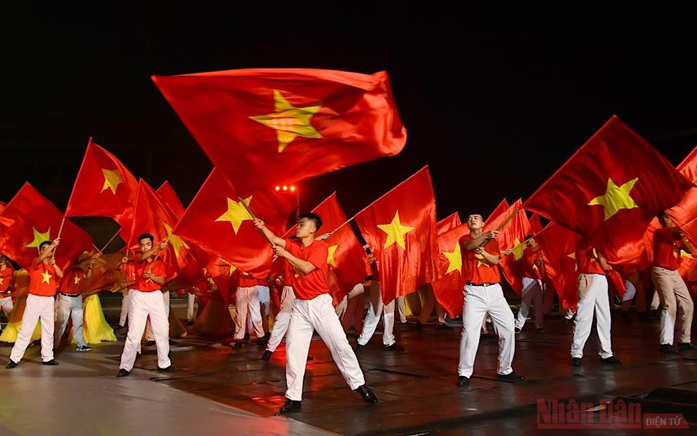 Phần biểu diễn nghệ thuật bao gồm ba chương với ý tưởng chủ đạo về khát vọng, dân tộc và thịnh vượng: Dưới cờ Đảng quang vinh, Những mùa Xuân dâng Đảng và Thênh thang trên đường mới. Chương trình nghệ thuật đặc biệt “Khát vọng - Tỏa sáng” -0