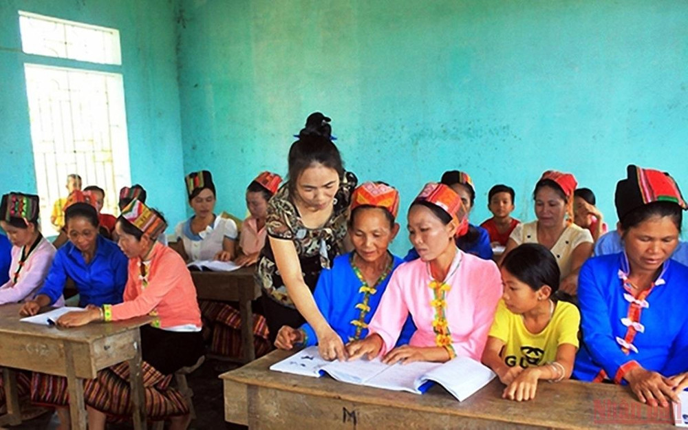 Lớp bồi dưỡng về dân số - kế hoạch hóa gia đình cho cán bộ phụ nữ thôn, bản người dân tộc Thái ở huyện Anh Sơn. (Ảnh: Báo Nhân Dân) Để chính sách của Đảng, Nhà nước đến gần với dân tộc thiểu số và miền núi -0