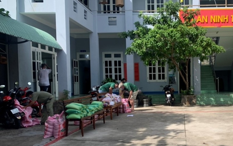 Công an phường 2, TP Vũng Tàu chuẩn bị lương thực, nhu yếu phẩm, sẵn sàng hỗ trợ cho những hộ nghèo trên địa bàn.