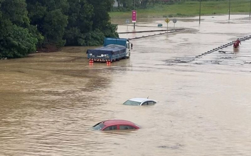 Đường sá ở Shah Alam, Malaysia bị ngập nặng, ngày 18/12/2021. (Ảnh chụp từ video/Ashraf Noor Azam/Reuters) Thương vong do siêu bão Rai tại Philippines tiếp tục tăng, lũ lụt khiến hàng nghìn người Malaysia sơ tán khẩn cấp -0