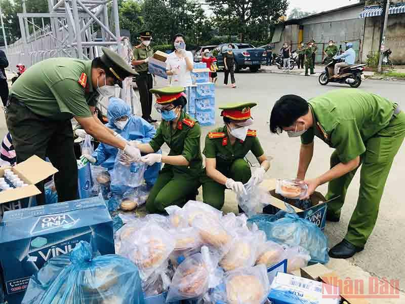Cán bộ, chiến sĩ Công an tỉnh Đồng Nai gói từng túi thức ăn, nước uống để phát cho người dân về quê. Mong anh, chị em công nhân sớm trở lại Đồng Nai -0