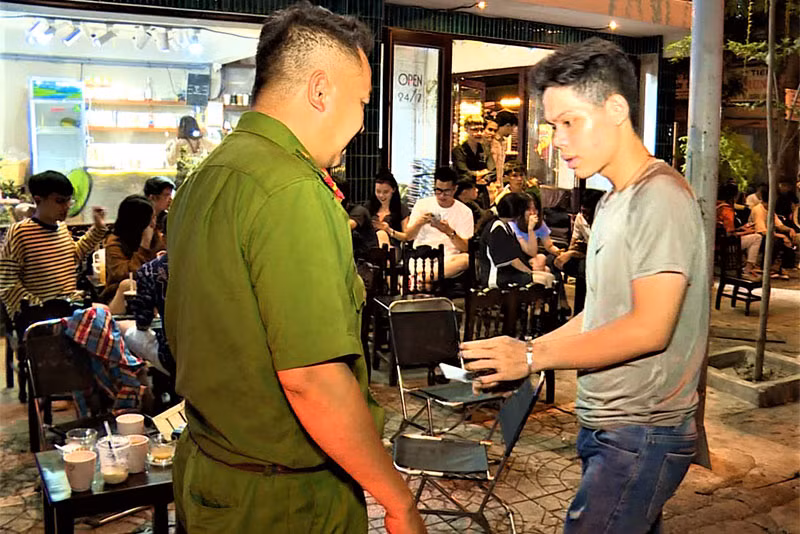 Lực lượng Công an đưa đối tượng Thiên Hào đến dựng lại hiện trường để điều tra, làm rõ vụ việc.