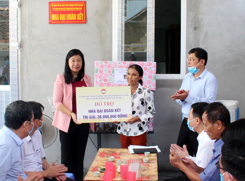 Đại diện MTTQ TP Hà Nội trao tiền hỗ trợ xây nhà Đại đoàn kết tới gia đình ông Đặng Đình Miêng. Hà Nội bàn giao nhà Đại đoàn kết cho hộ nghèo -0