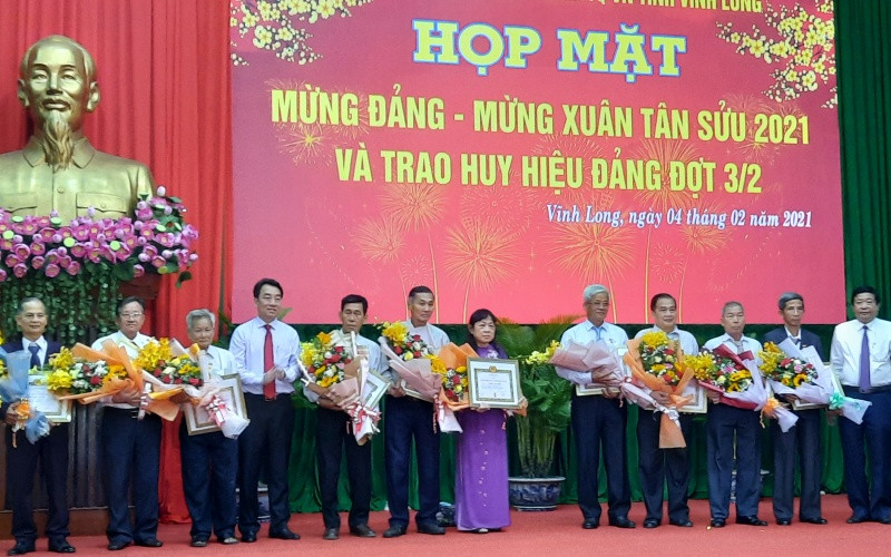 Lãnh đạo tỉnh Vĩnh Long trao Huy hiệu Đảng cho các đồng chí cao niên tuổi đảng ở Vĩnh Long. anh 2 (7).jpg -0