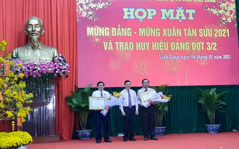 Bí thư Tỉnh ủy Vĩnh Long Trần Văn Rón thừa ủy quyền của Chủ tịch nước trao Huân chương Lao động hạng Nhì cho hai đồng chí ở Vĩnh Long.