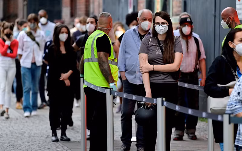 Người dân xếp hàng để tiêm vaccine ngừa Covid-19 tại Berlin, Đức, ngày 9/8/2021. (Ảnh: Reuters)