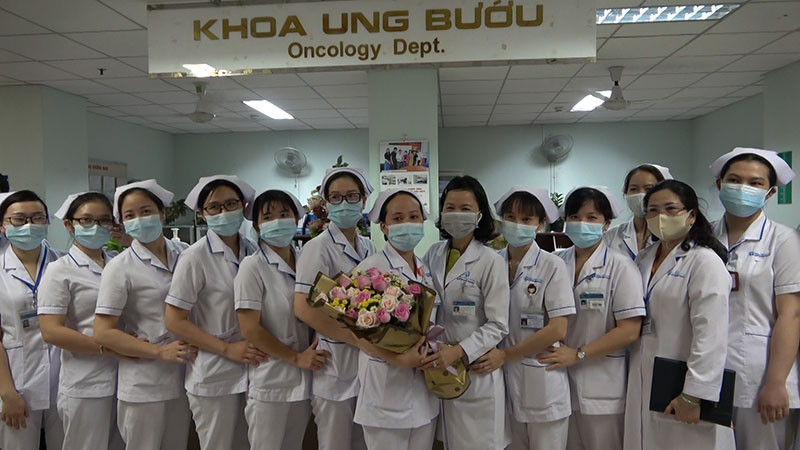 Lãnh đạo Bệnh viện đa khoa Đồng Nai tặng hoa cho nhân viên y tế Khoa Ung bướu sau khi dỡ bỏ cách ly. Dỡ bỏ phong tỏa Khoa Ung bướu Bệnh viện đa khoa Đồng Nai -0
