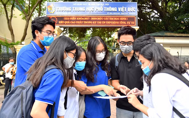 Thí sinh trao đổi bài sau buổi thi môn Ngoại ngữ tại điểm thi Trường THPT Việt Đức (quận Hoàn Kiếm, Hà Nội). Ảnh: MỸ HÀ